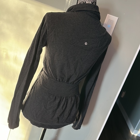 Lululemon size 8 wrap - Picture 2 of 3